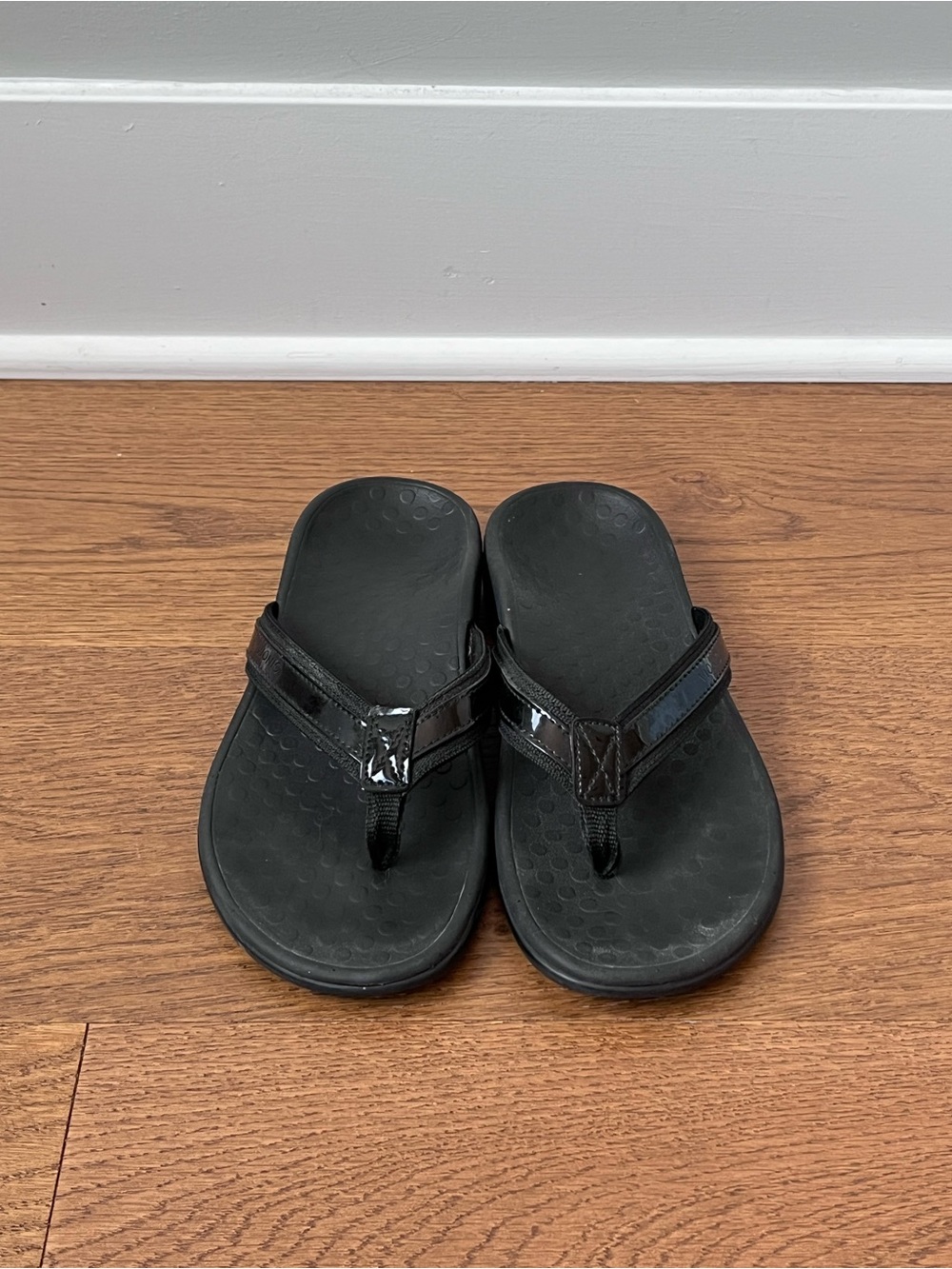 Vionic Orthotic Tide II Thong Flip Flop Sandals Size 8 Black Patent Leather Trim